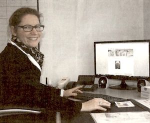 Sabrina Stöhr von Pietät Ernst präsentiert das neue Gedenkportal des Bestattermeisterbetriebes mit Sitz in Idstein und Niedernhausen.